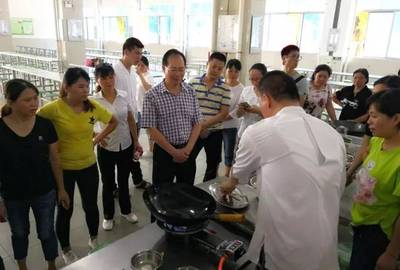 為了健康和美味——獅山鎮(zhèn)教育局開展學校食堂從業(yè)人員職業(yè)技能培訓及食品安全與營養(yǎng)咨詢服務